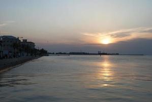 nassau haven zonsondergang met reflectie foto