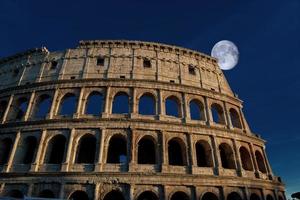 colosseum in rome bij zonsondergang foto