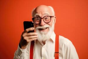een gelukkig gepensioneerd oud Mens Holding een smartphone in zijn handen gemaakt met generatief ai technologie. foto