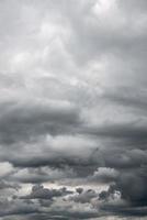 Hoes bladzijde met dramatisch regenachtig en stormachtig lucht met zwaar wolken net zo een achtergrond met kopiëren ruimte. foto