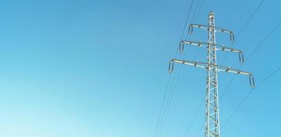 modern hoog Spanning elektrisch macht lijn pyloon en draad lijnen in duitsland, in de blauw helling zonsondergang lucht en zonsondergang kleuren en kopiëren ruimte. concept van energie levering en energie crisis foto