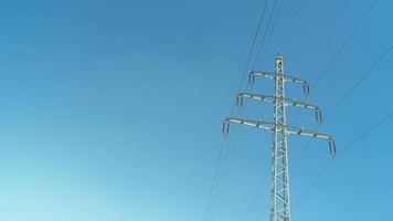 modern hoog Spanning elektrisch macht torens en draad lijnen in duitsland, in de blauw lucht en zonsondergang kleuren en kopiëren ruimte. concept van energie levering en energie crisis. foto