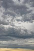 Hoes bladzijde met dramatisch regenachtig lucht met zwaar wolken net zo een achtergrond met kopiëren ruimte. foto