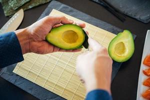 persoon die een avocado klaarmaakt foto