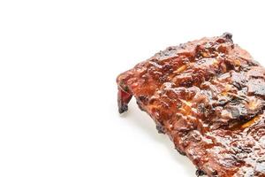 Gegrilde barbecue ribben varkensvlees geïsoleerd op wit foto