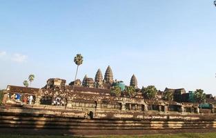 siem reap, cambodiam, 2021 - toeristen in de angkor wat foto