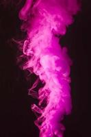 abstracte dichte pluizige rookwolken van roze rook op zwarte achtergrond. resolutie en mooie foto van hoge kwaliteit