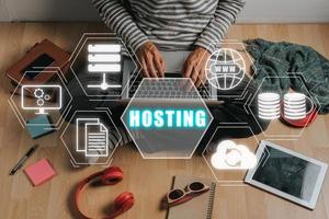 web hosting concept, persoon werken Aan laptop computer met hosting icoon Aan virtueel scherm, internetten, bedrijf, technologie en netwerk concept. foto