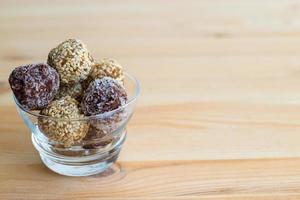 zelfgemaakte gezonde paleo-dadels en chocolade-energieballen. veganistische truffels. foto