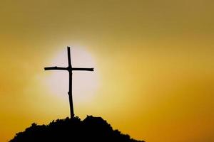 kruisiging van Jezus Christus - kruis Bij zonsondergang. de concept van de opstanding van Jezus in Christendom. kruisiging Aan Golgotha of Golgotha heuvels in heilig Bijbel. foto