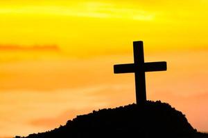 kruisiging van Jezus Christus - kruis Bij zonsondergang. de concept van de opstanding van Jezus in Christendom. kruisiging Aan Golgotha of Golgotha heuvels in heilig Bijbel. foto