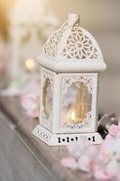 kaars wit lamp decoratie festival van licht witt roze rozen bloemblad in huwelijk foto