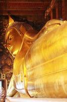 groot gouden achterover leunen Boeddha beeld Bij wat pho tempel, Thailand. foto