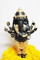 ganesha god is de heer van succes god van hindoeïsme Aan goudsbloem bloemen geïsoleerd Aan wit achtergrond. foto