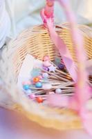 kleurrijk pinnen in de mand voor kleermakerij. foto
