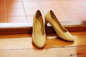 bruid schoenen Aan houten vloer. bruiloft schoenen foto