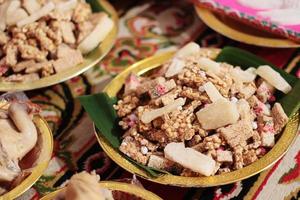 Thais zoet ontbijtgranen bar gemaakt van rijst, noot, Sesam zaden en suiker Aan goud dienblad voor Thais verloving ceremonie. foto
