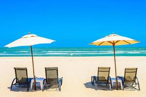 parasols en stoelen op het strand foto