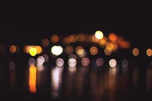 mooi nacht licht met bokeh wazig Aan rivier- en reflex in water kleurrijk vieren achtergrond foto