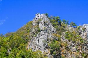 mooi landschap van rotsachtig kalksteen berg en groen Woud met blu lucht Bij Chiang doa nationaal park in Chiang Mai, Thailand foto