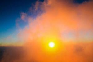 zonsondergang in lucht en wolk, mooi kleurrijk schemering tijd met silhouet van berg. foto