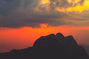zonsondergang in lucht en wolk, mooi kleurrijk schemering tijd met silhouet van berg. foto