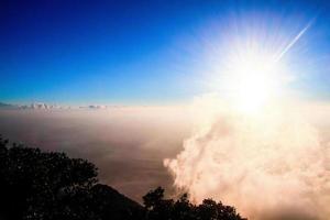 gouden licht met zonsopkomst in ochtend- Aan de lucht en wolk Aan de berg. mist Hoes de oerwoud heuvel in Thailand foto