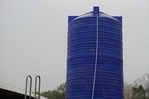 groot water tank buitenshuis voor opslagruimte zoetwater of regenwater naar gebruik in zomer. concept, bereiden water naar oplossen droogte problemen. opslagruimte houder voor water gebruik makend van in accommodatie of landbouw. foto