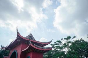 dakpan van traditioneel Chinese tempels wanneer dag tijd van Chinese nieuw jaar. de foto is geschikt naar gebruik voor Chinese nieuw jaar, maan- nieuw jaar achtergrond en inhoud media.