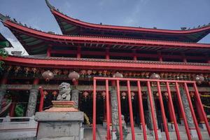 Chinese tempel met voogd standbeeld wanneer Chinese nieuw jaar viering. de foto is geschikt naar gebruik voor Chinese nieuw jaar, maan- nieuw jaar achtergrond en inhoud media.