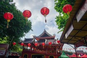 Chinese tempel met voogd standbeeld wanneer Chinese nieuw jaar viering. de foto is geschikt naar gebruik voor Chinese nieuw jaar, maan- nieuw jaar achtergrond en inhoud media.