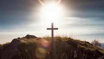 silhouet van christen kruis in Bij de heuvel vrede en geestelijk symbool van christen mensen. inspiratie, opstanding hoop en concept. foto