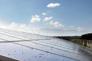 fotovoltaïsche op het dak panelen of zonne- cel op het dak panelen welke zijn zo vuil met stof, rook, regen vlek, droog bladeren en vogel uitwerpselen Aan bovenste oppervlak, onderhoud naar toenemen kwaliteit concept. foto