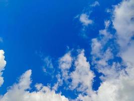 mooi visie van blauw lucht en wit wolken. foto
