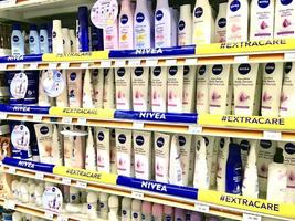 nivea lotion, een rij van Scherm gevallen voor schoonheid zorg producten, met de merk 'nivea' Aan een plank in een supermarkt, geschikt voor redactioneel behoeften, batam, Indonesië-april 2023 foto
