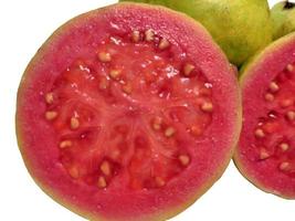 guava fruit, roze, vers, geïsoleerd Aan wit achtergrond. voorkant visie. foto