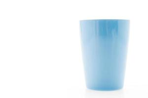 plastic waterglas geïsoleerd op een witte achtergrond foto