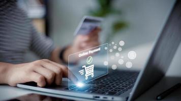 e-commerce levering online betaling. toegang betalen online betaling concept. Dames gebruik laptop bank en online boodschappen doen via bank mobiel appjes, e-transacties en financieel technologie. foto