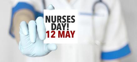 dokter Holding een kaart met tekst verpleegsters dag 12 mei , medisch concept foto