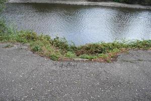 manier Bij een rivier- met Nee bescherming Bij de groot kuil Aan de kant foto