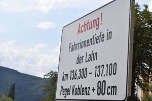 laag water niveau teken Bij rivier- lahn foto