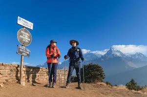 een jong reiziger trekking in poon heuvel visie punt in ghorepani, Nepal foto