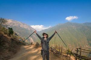 een jong reiziger trekking Aan Woud spoor , Nepal foto