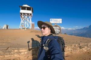 een jong reiziger trekking in poon heuvel visie punt in ghorepani, Nepal foto