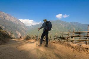 een jong reiziger trekking Aan Woud spoor , Nepal foto