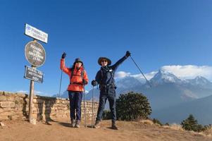 een jong reiziger trekking in poon heuvel visie punt in ghorepani, Nepal foto