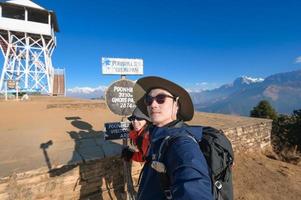 een jong reiziger trekking in poon heuvel visie punt in ghorepani, Nepal foto