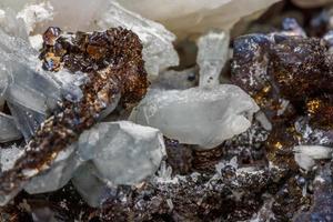 macro mineraal steen drusus kwarts met sfaleriet in de rots een wit achtergrond foto