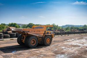 steengroeve geel dump vrachtauto schijven alleen industrieel Oppervlakte Bij zonnig dag foto