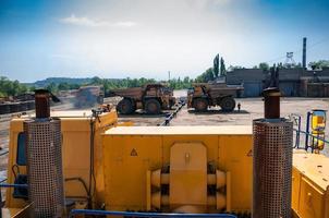 zwaar geel Open gips de mijne dump vrachtwagens Bij reparatie station Bij zonnig wolkenloos dag foto